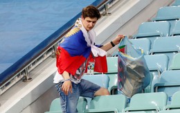 World Cup 2018: Đau đớn vì thất bại, CĐV Nga vẫn không quên dọn rác trên khán đài
