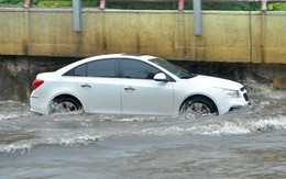Lái xe qua đường ngập nước cần tuân thủ những quy tắc sau để tránh chết máy hay thủy kích