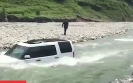 Tiếc 70 nghìn, người đàn ông đem xe 3 tỷ ra sông tự rửa để rồi gặp 'hạn'