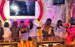 Nhiều tiếp viên nữ ăn mặc "mát mẻ" phục vụ khách VIP trong quán karaoke ở Sài Gòn