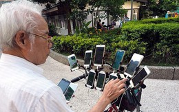 Ngã mũ trước cụ già 70 tuổi đạp xe chở 11 smartphone chỉ để đi bắt Pokemon
