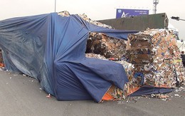 Lật xe đầu kéo, nhiều tấn giấy vụn đổ ra đường dẫn cao tốc