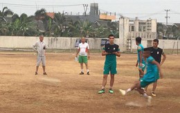 Sau "sân ruộng" và "sân vườn", chủ nhà Indonesia xếp cả sân đất nện cho đội bóng dự Asiad
