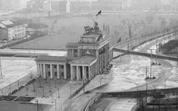 Những bức ảnh về Bức tường Berlin chia tách Đông Đức và Tây Đức