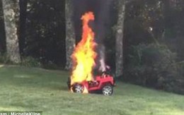 Xe điện đồ chơi trẻ em bất ngờ bốc cháy, mẹ cứu thoát 2 con nhỏ nhờ hành động nhanh trí