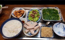 Khoe mâm cơm cữ mẹ chồng nấu ngon như nhà hàng, nàng dâu lại bị cư dân mạng bóc mẽ "làm màu, sống ảo"