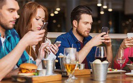 Đừng bao giờ nên dùng smartphone khi ngồi cùng bạn bè, nếu không muốn hậu quả xấu xảy ra