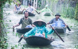 Dân vùng rốn lũ Hà Nội tấp nập chèo thuyền đi lấy nước miễn phí