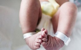Bé gái 3 tuần tuổi qua đời đột ngột do bố mẹ không rửa tay khi chăm con