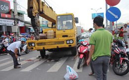 Xe cứu hộ tông hàng loạt xe máy dừng đèn đỏ, bé trai 6 tuổi tử vong