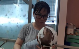 11 lần lên bàn mổ, chưa một lần được về nhà, bé trai 14 tháng tuổi thoi thóp tìm sự sống