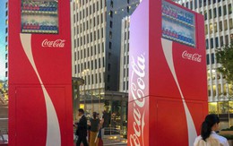 Coca-cola chào đón Olympic Tokyo 2020 bằng máy bán hàng tự động cao 3 mét rưỡi, ai bật đủ cao sẽ có đồ uống miễn phí