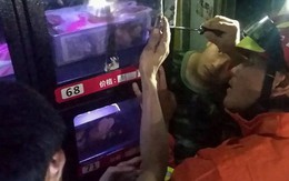 Cố móc món đồ chơi người lớn trong máy bán hàng tự động, chàng trai bị mắc kẹt ngón tay phải gọi đội cứu hộ đến giải cứu