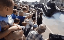 Xe tăng Nga lật nhào trong lễ duyệt binh có ông Putin tham dự