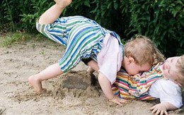 2 đứa trẻ đánh nhau tranh đồ chơi, cách ứng xử của 2 bà mẹ khiến người ngoài sốt ruột