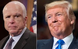 CNN: Mải đánh golf, ông Trump không duyệt thông cáo Nhà Trắng gọi ông McCain là "anh hùng"
