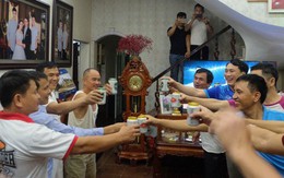 Khách mang bia đến ngồi chật kín nhà, bố mẹ Quang Hải chờ xem bóng xong mới ăn cơm tối