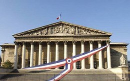 Nghị sĩ nhận thư có bột trắng khiến Pháp sơ tán Quốc hội