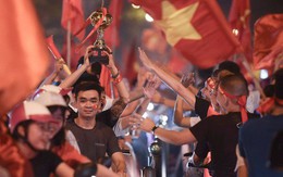 Chùm ảnh: Cái chạm tay của "những người lạ" nhưng cùng tình yêu bóng đá sau chiến thắng nghẹt thở của Olympic Việt Nam