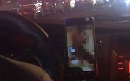 Trung Quốc: Tài xế taxi thản nhiên xem phim người lớn trước mặt hành khách trong xe
