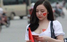 "Hot girl ngủ gật" và dàn fan nữ thắp lửa cho U23 Việt Nam