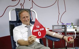 Đại sứ Liên minh châu Âu tại Việt Nam hiến máu đang khan hiếm