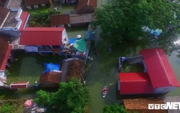 Video Flycam: Nước ngập đầu người, dân Thủ đô đi lại trên mái nhà lấy đồ cứu trợ