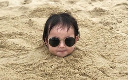 Nóng trên mạng: Loạt biểu cảm của em bé bị bố “chôn vùi” bên bờ biển, dân tình xem xong chỉ biết cười lăn lộn