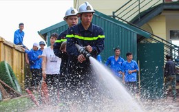 "Rốn lũ" Chương Mỹ: Huy động hàng trăm cảnh sát cứu hỏa, cơ động "giải cứu" trường học