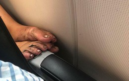 "Đôi chân tội lỗi" kinh dị bậc nhất trên máy bay khiến ai cũng ngán ngẩm