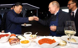 Ông Putin và ông Tập tự làm bánh Blini trứng cá muối, chúc mừng nhau bên ly rượu Vodka