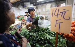 24h qua ảnh: Người dân Hong Kong đổ xô mua lương thực đối phó siêu bão Mangkhut