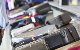 Nhân viên sân bay ngang nhiên ăn cắp đồ trong hành lý của hành khách