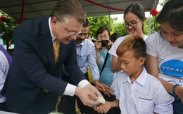 Đại sứ Mỹ đeo mặt nạ múa lân, "toát mồ hôi" học làm bánh Trung thu