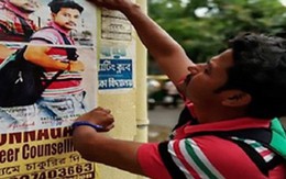 Nam thanh niên miệt mài dán 4.000 tấm poster mong gặp lại 'tình yêu sét đánh'