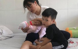 Ánh mắt "dỗi hờn" của cậu bé nhìn ba mẹ khi thấy bà cho em gái mới sinh ăn sữa: "Ba đùa con à, thời hoàng kim của con..."