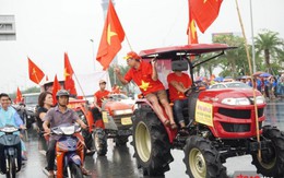 Video: CĐV lái 4 chiếc máy cày đi đón Olympic Việt Nam