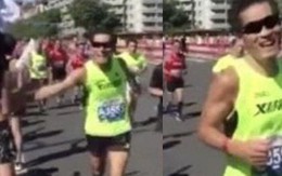 Vận động viên tham gia Marathon Bắc Kinh 2018 hóa “yêu râu xanh” khi ngang nhiên sàm sỡ một cô gái ngay trên đường chạy