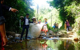 Cảnh cô dâu 61 tuổi băng rừng, lội suối, đi bộ gần 2km về nhà chồng ở Cao Bằng