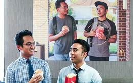 Hai anh chàng treo ảnh của chính mình trong quán McDonald gần hai tháng mà không ai phát hiện vừa được chính McDonald cảm ơn và tặng 50.000 USD