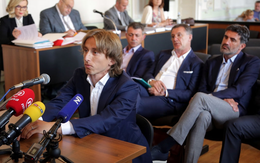 Đang "chờ án" từ quê nhà, Luka Modric tiếp tục dính án tù ở Tây Ban Nha