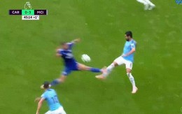 Sau màn móc mắt, Premier League có thêm pha vào bóng ghê rợn làm "dậy sóng" chỉ trích