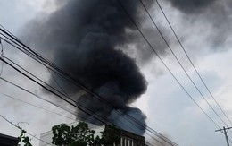 Kho xưởng bốc cháy dữ dội trong mưa ở Sài Gòn, khói đen bốc cao hàng chục mét