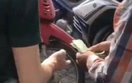 Clip: Thanh niên tố cáo người đánh giày chặt chém khách du lịch hơn hai triệu đồng ở phố đi bộ Hà Nội