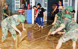 Bộ đội, công an lội bùn, lội suối giúp dân khắc phục mưa lũ