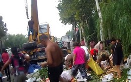Xe tải chở hoa quả bị lật, người dân lao vào hôi của