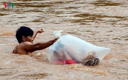 Học sinh chui túi nilon vượt suối dữ đến trường dự khai giảng ở Điện Biên: Lãnh đạo tỉnh nói gì?