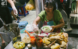 Quán bún mọc gà cứ đến giờ mở hàng là khách đứng vòng trong, vòng ngoài chờ, tốc độ hết hàng nhanh đến chóng mặt trên phố Hàng Ngang