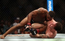 Nhà vô địch UFC hạ gục đối thủ bất bại, bật khóc trước món quà bất ngờ