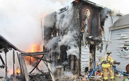 Nhìn căn nhà chìm trong biển lửa, mẹ hoảng hốt không biết phải làm gì thì người hùng đã xuất hiện